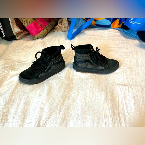 Vans Kids Boy Shoes:KIDS CAMO SK8 HI MTE SHOE BLACK - Picture 2 of 5